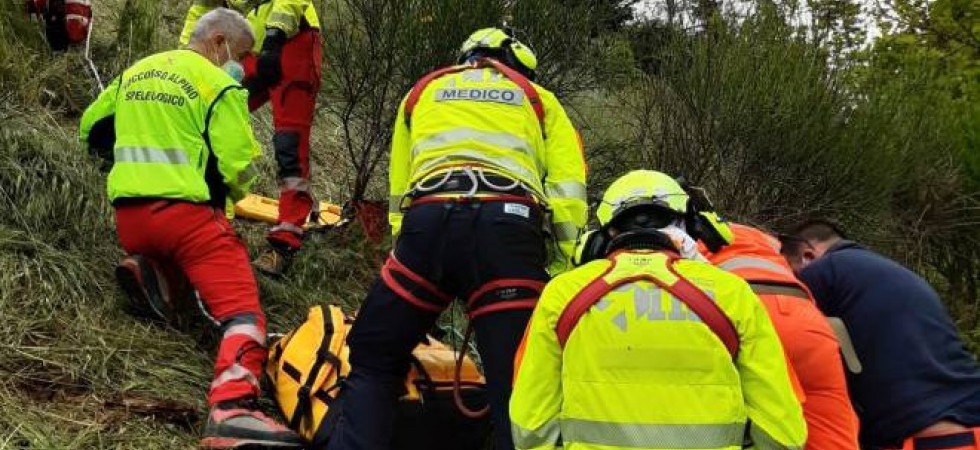 Cade per 25 metri vicino al ponte tibetano, trovato morto un ragazzo sul Garda